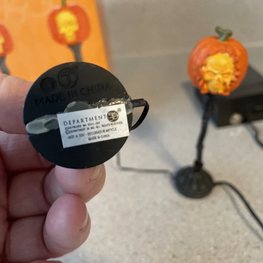 Dept. 56 Halloween Village Accessory EVIL PUMPKIN LAMPPOST Lamp Post 4033847
